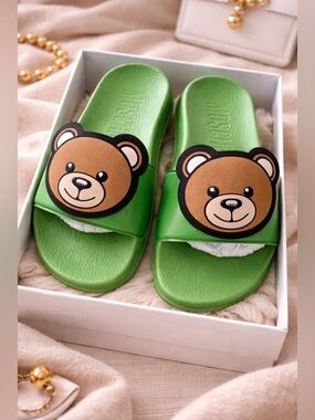 Moschino Kids Teddy Appliqué Slides Green Size: EU 33 / US Youth 2